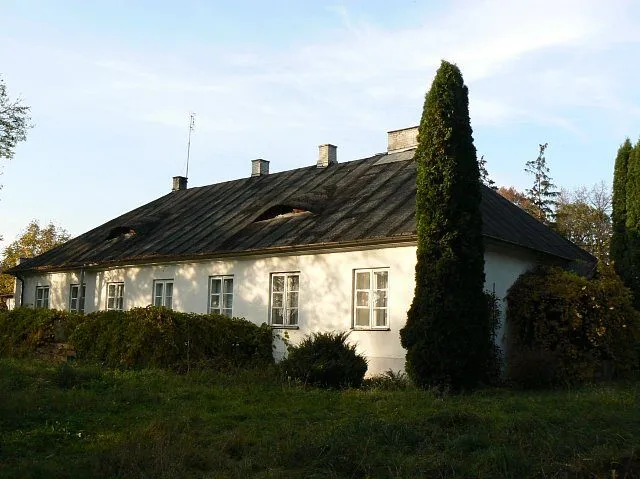 Klasycystyczny dwór w Ożarowie Mazowieckim (Dworek Reicherów) w otoczeniu parku