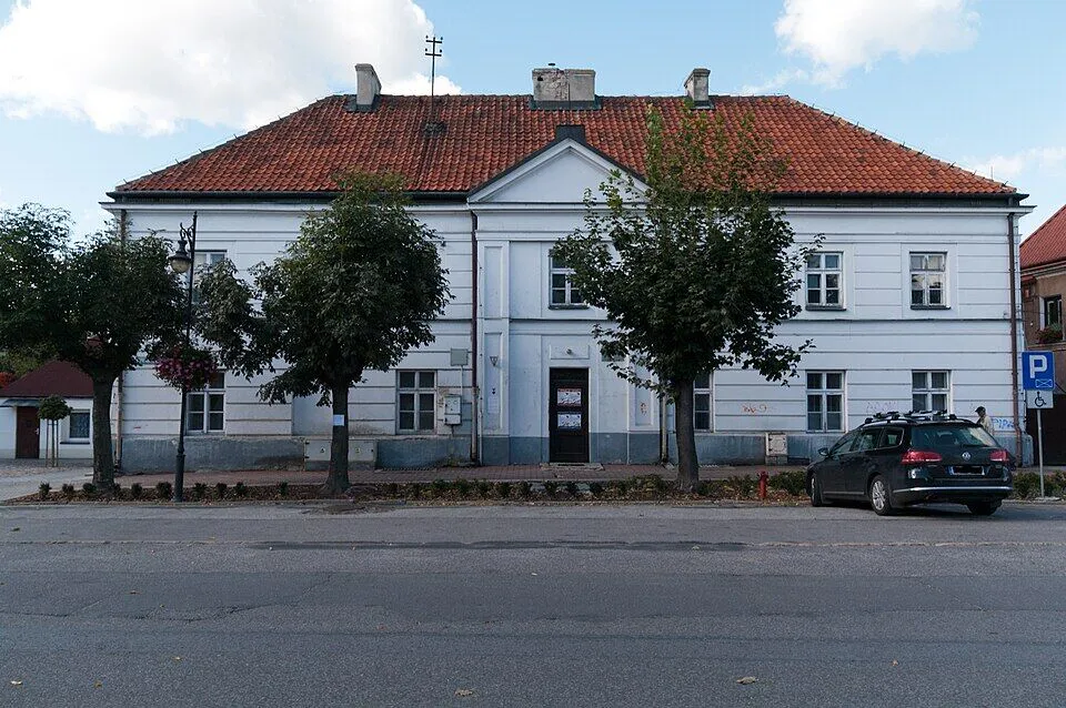 Klasycystyczny pałac biskupi w Górze Kalwarii z boniowaną fasadą i czerwonym dachem