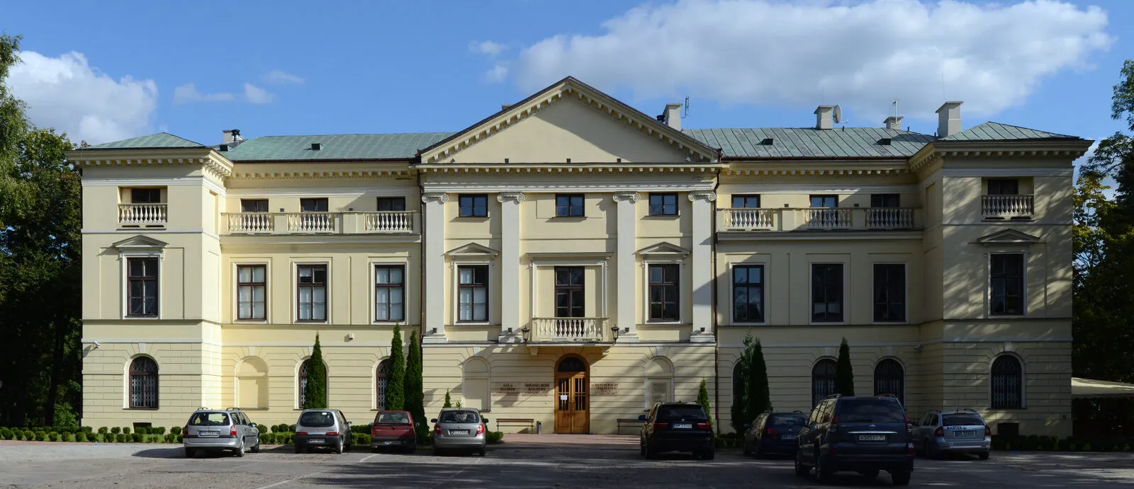 Klasycystyczna fasada pałacu Dernałowiczów w Mińsku Mazowieckim.