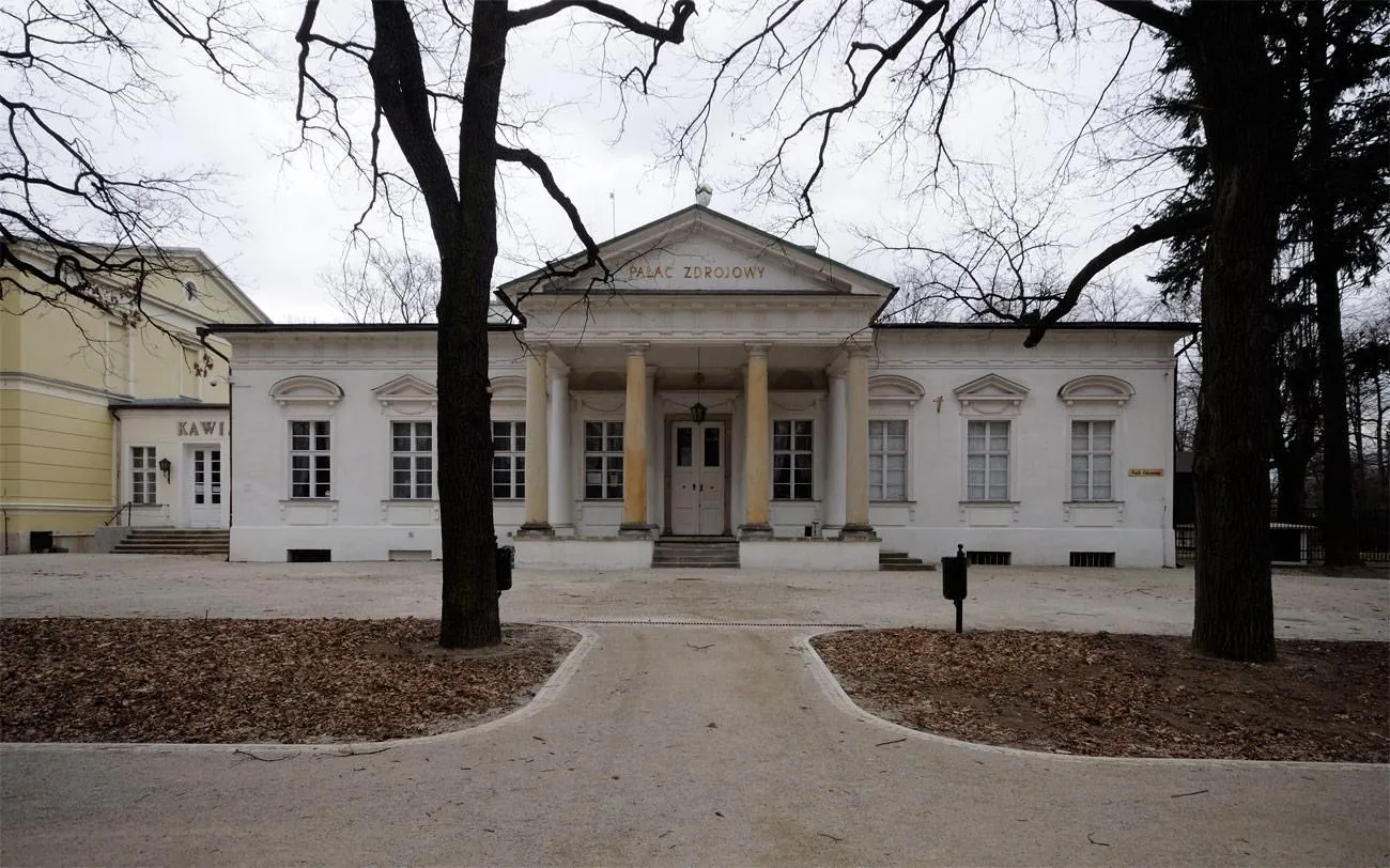 Pawilon Galeria z kolumnowym gankiem od frontu