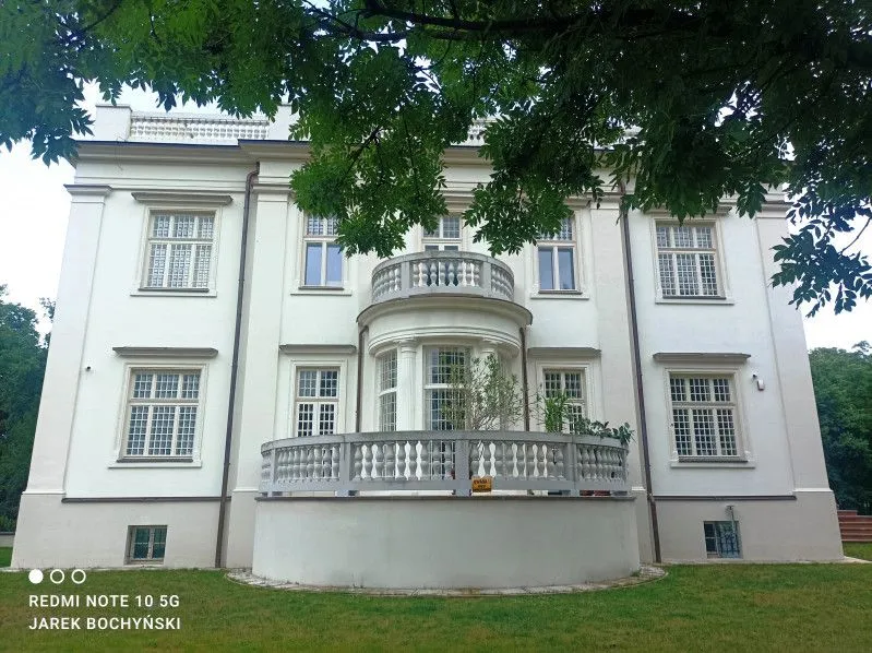 Półokrągły taras z balustradą i małym przeszklonym aneksem