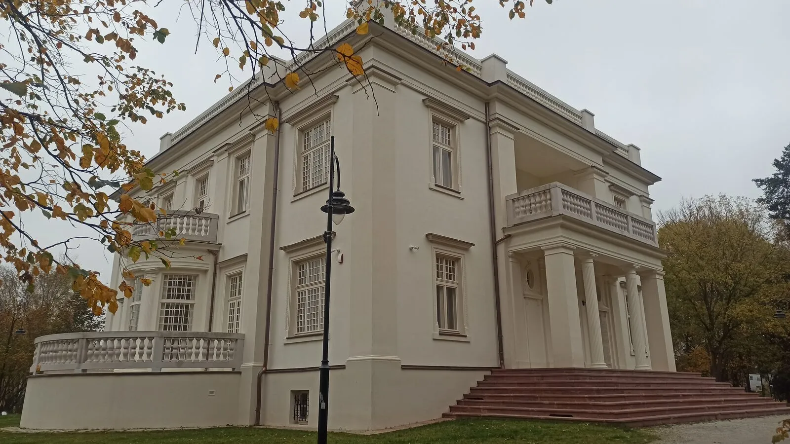 Klasycystyczny pałac Wierusz-Kowalskich w Brwinowie po remoncie