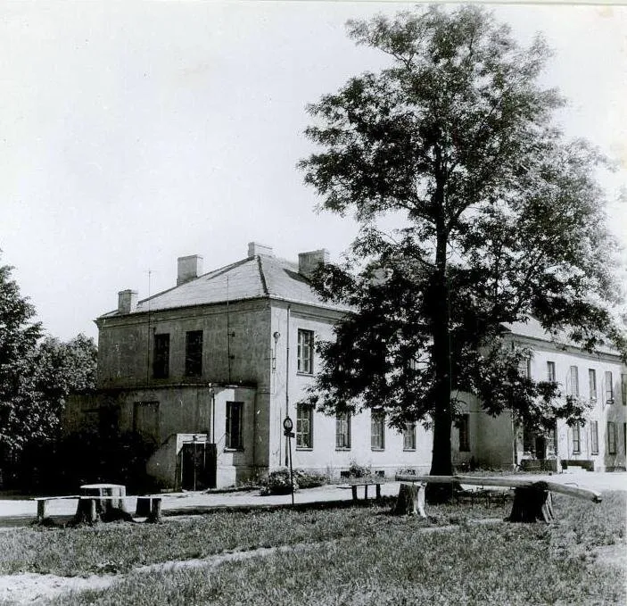 Piętrowy, klasycystyczny pałac w Ratajach pod Gostyninem, dawna siedziba Higersbergerów, na archiwalnej fotografii.