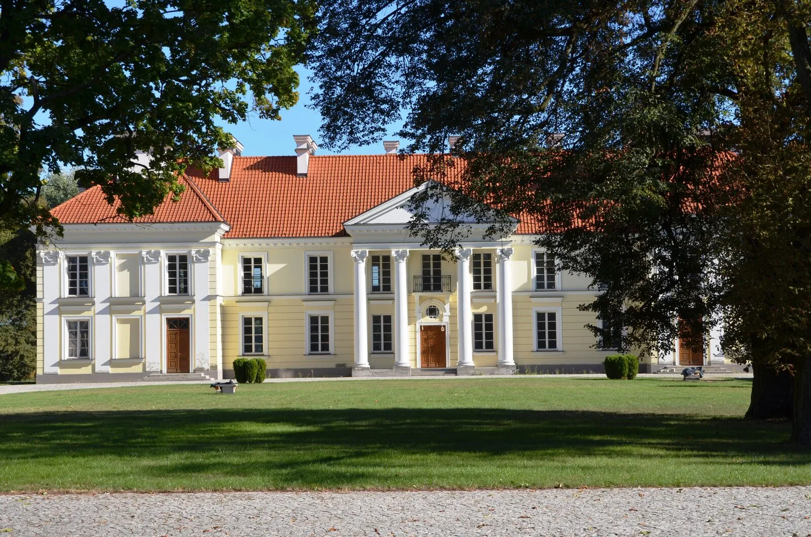 Klasycystyczny pałac w Rybienku Starym z czterokolumnowym portykiem jońskim.