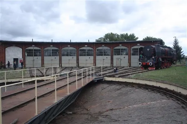 Obrotnica przed parowozownią, za nią wachlarz stanowisk