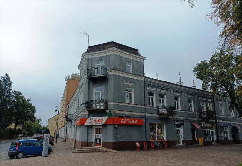 Narożna kamienica Perzanowskich przy 1 Maja w Grodzisku Mazowieckim.