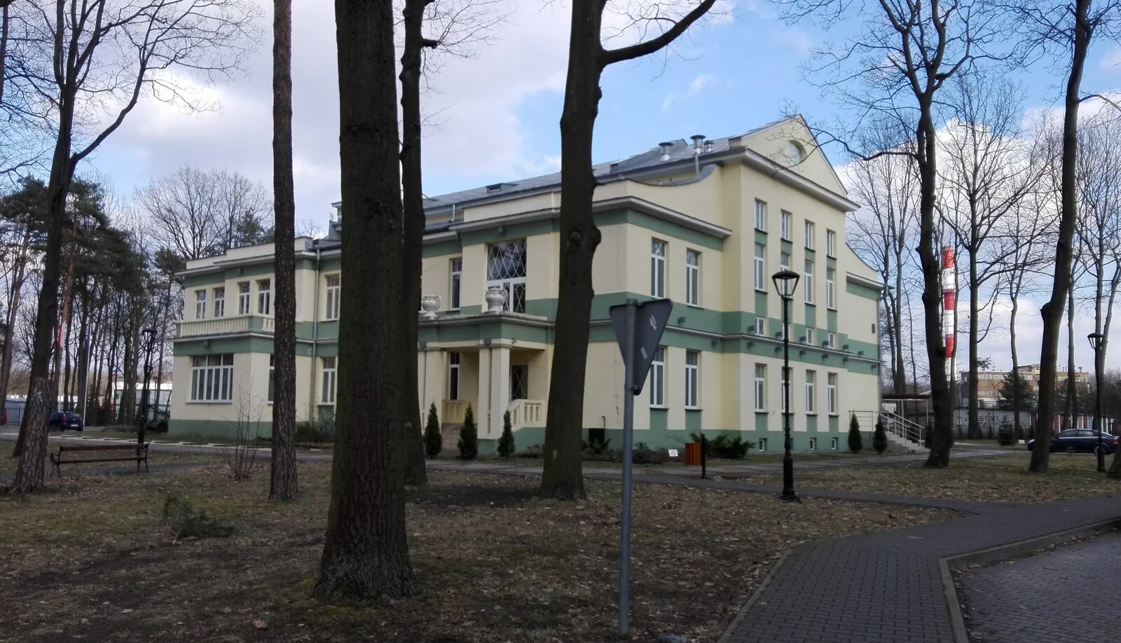 Dawne kasyno urzędnicze w Pionkach, żółto-zielony budynek z portykiem kolumnowym