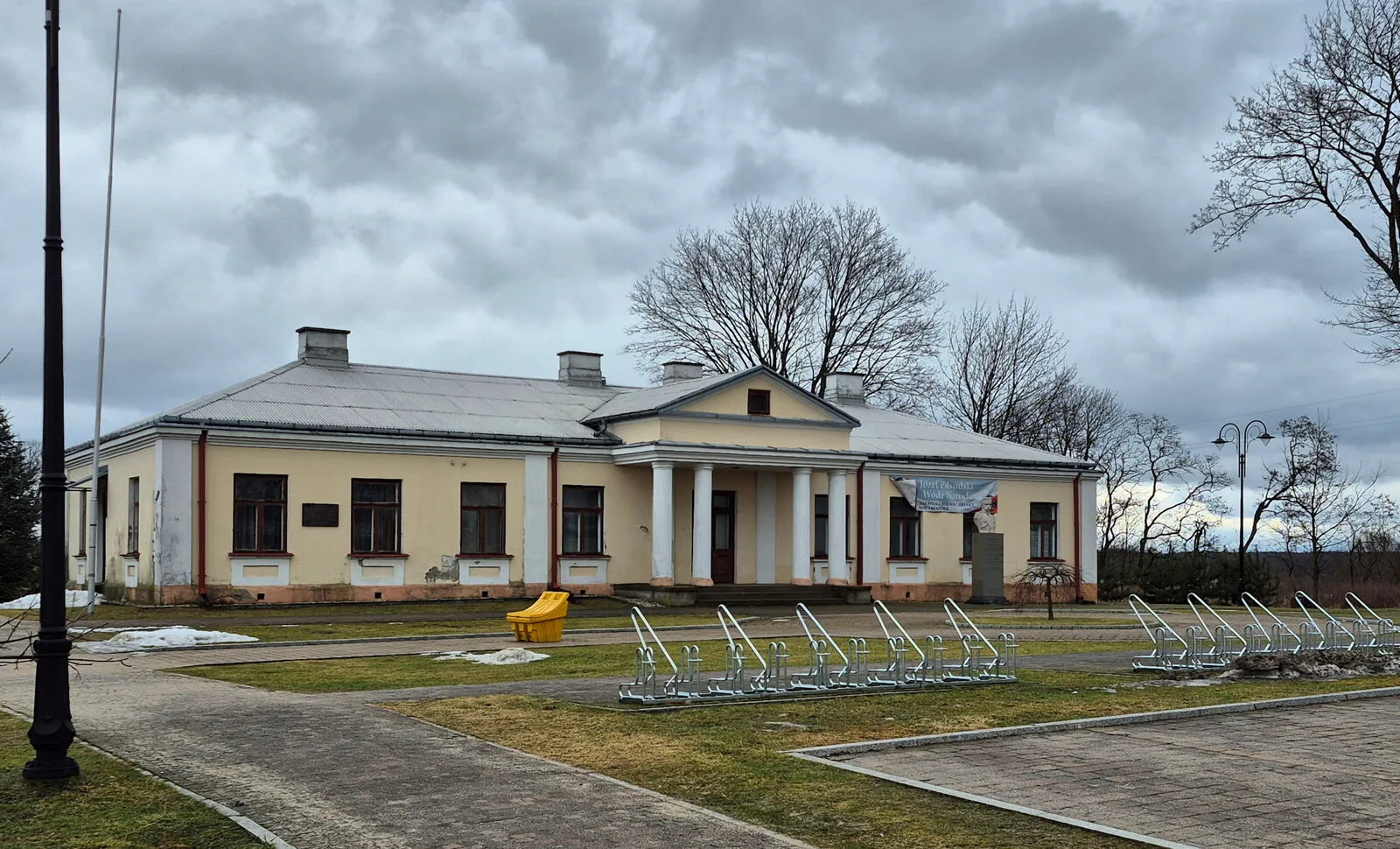 Stara plebania w Wyszkowie z portykiem na toskańskich kolumnach, w zespole kościoła św. Idziego.