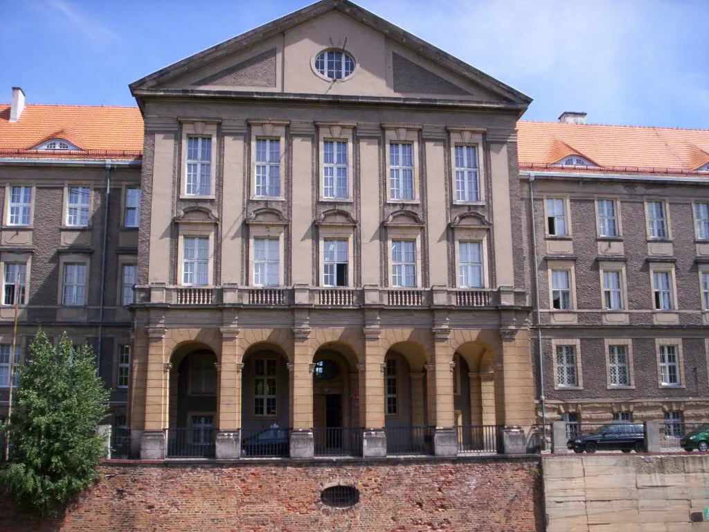 Gmach sądu w Głogowie z arkadowym podcieniem nad skarpą dawnej fosy.