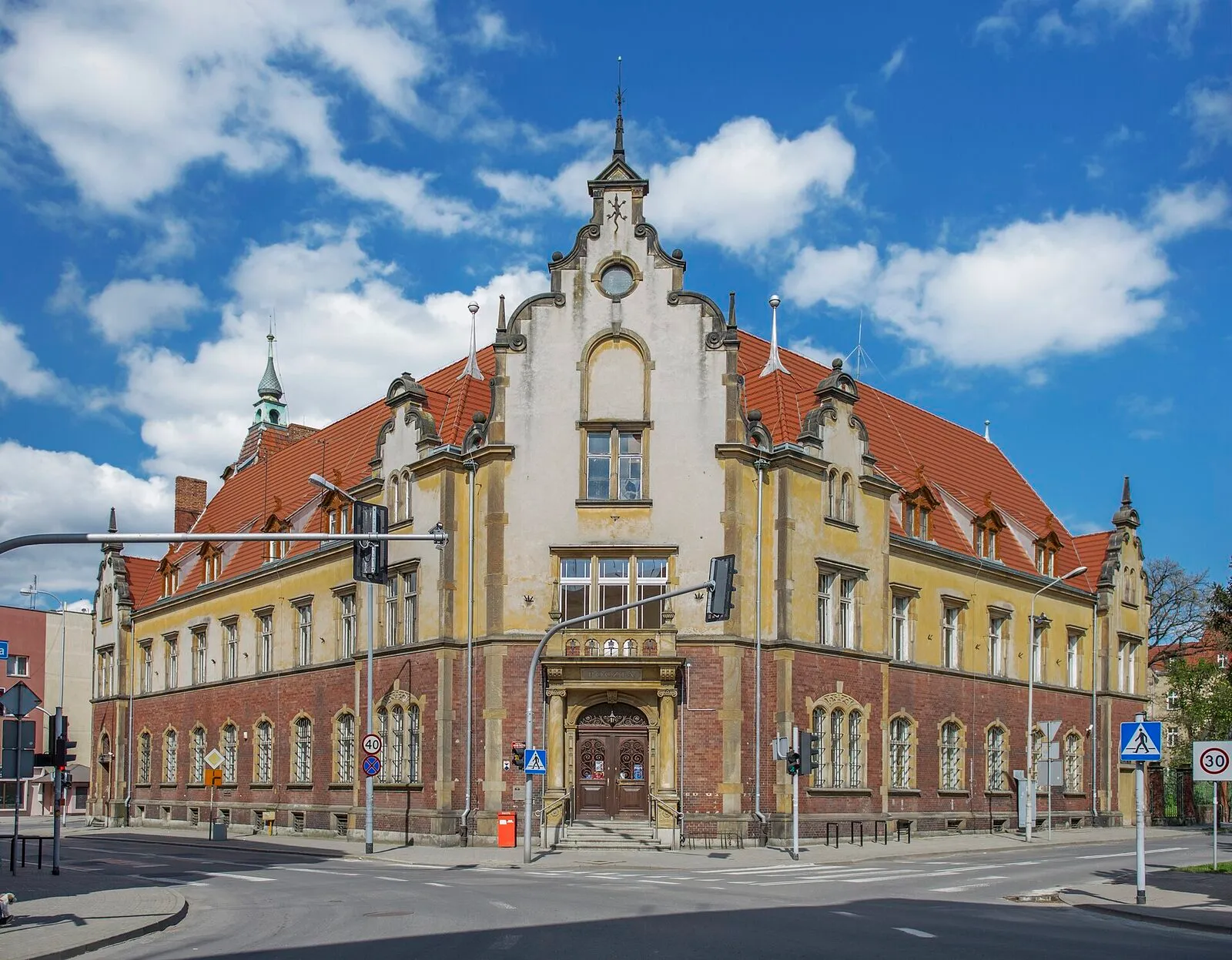 Poczta cesarska w Oleśnicy, narożny gmach w stylu neorenesansu z ozdobnym szczytem i wejściem w narożniku