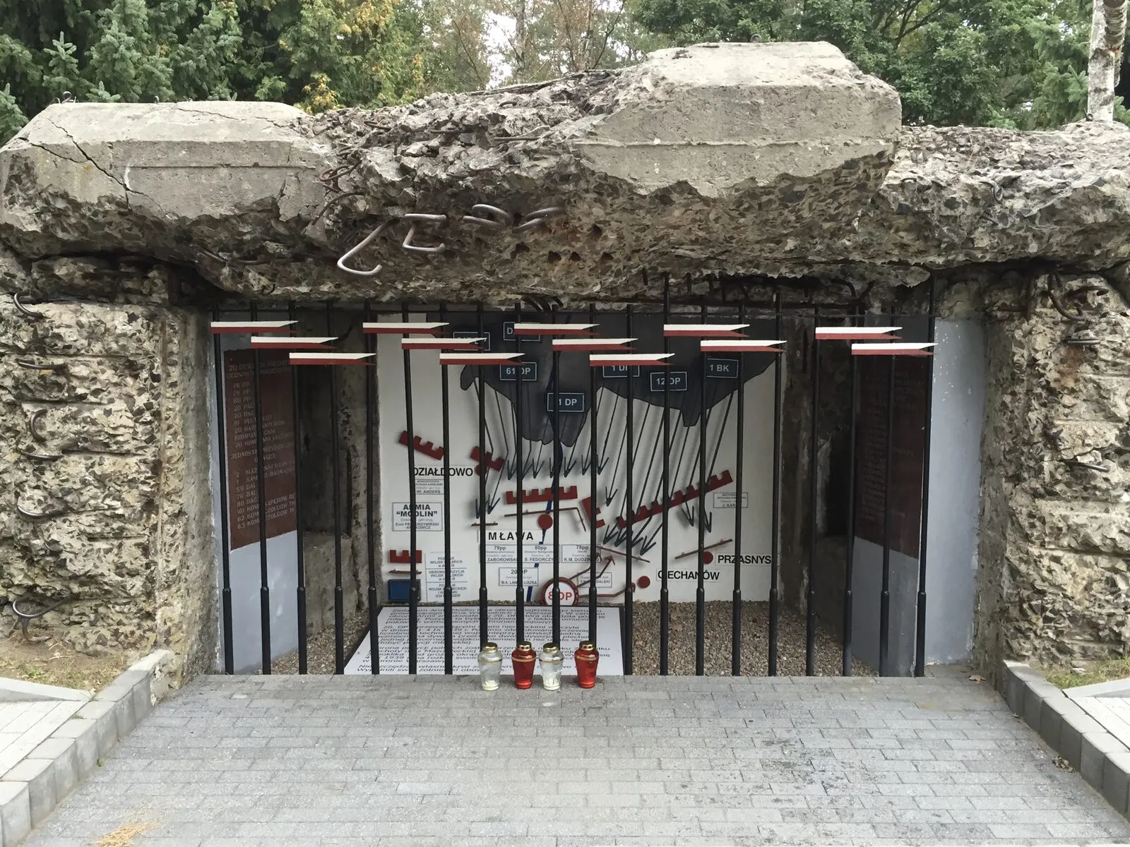 Żelbetowy schron Pozycji Mławskiej z 1939 roku (Uniszki Zawadzkie pod Mławą)