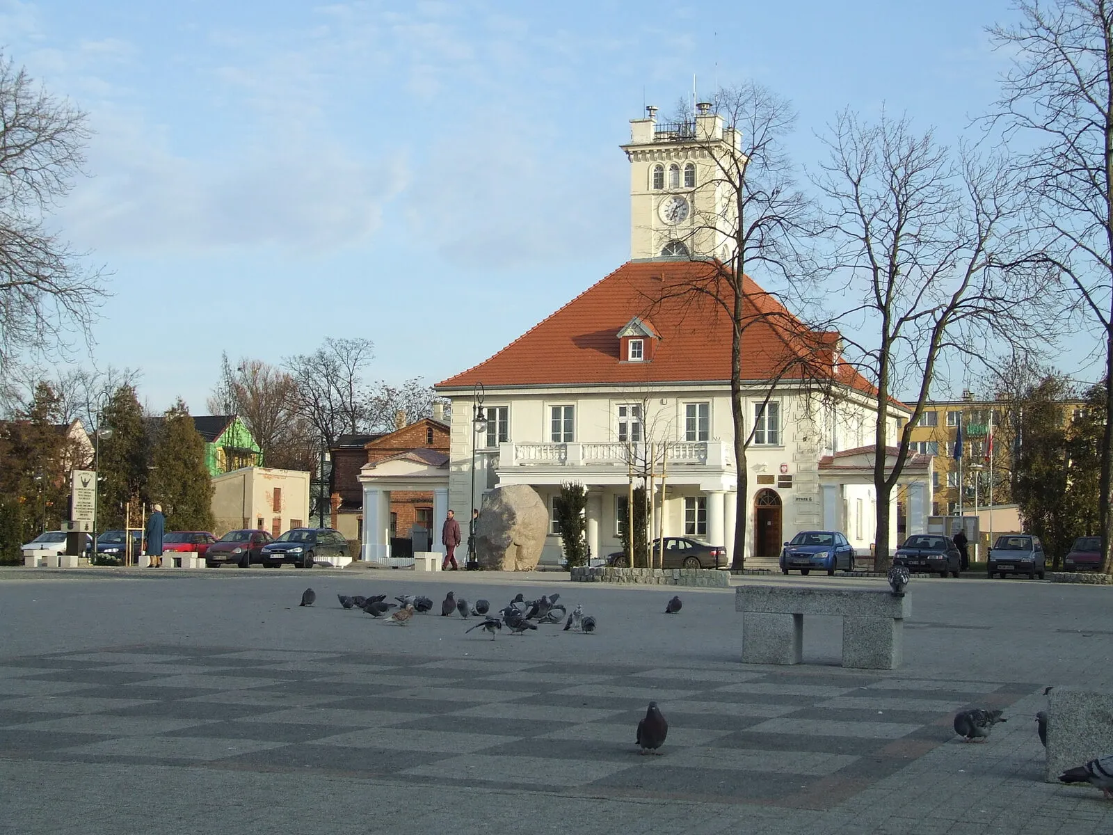 Klasycystyczny ratusz w Błoniu z wieżyczką zegarową, widziany z płyty rynku