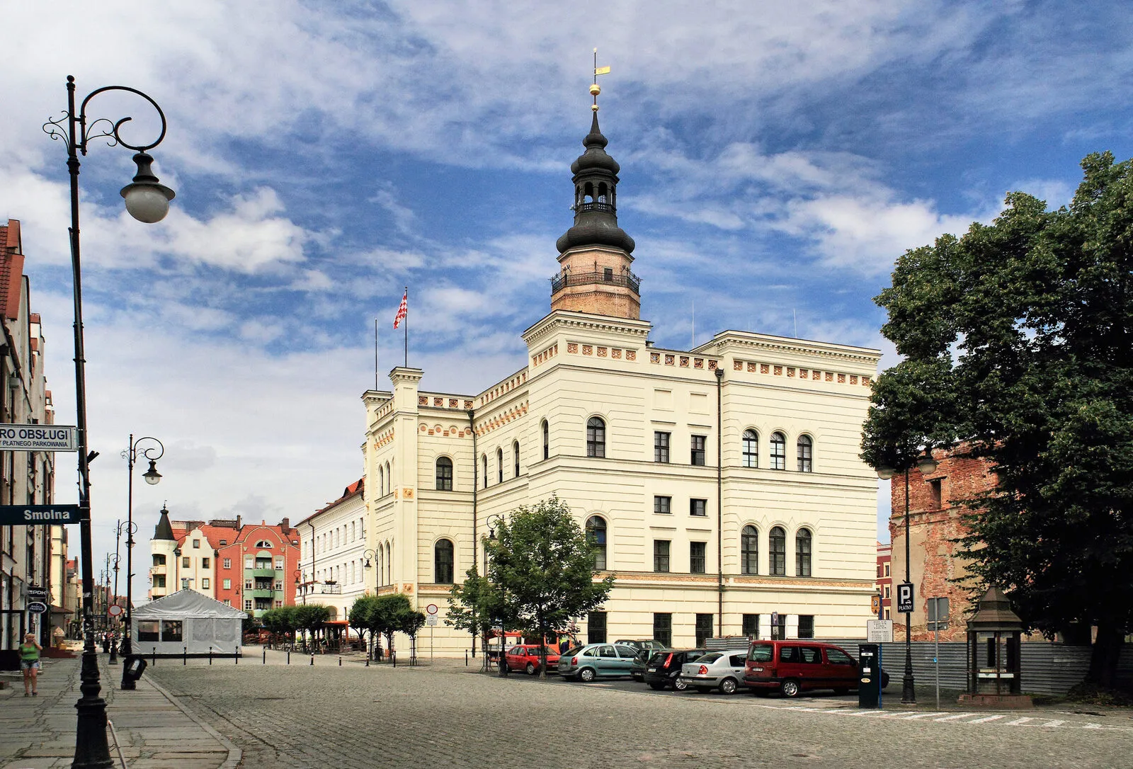 Klasycystyczny ratusz z wieżą pośrodku głogowskiego Rynku.
