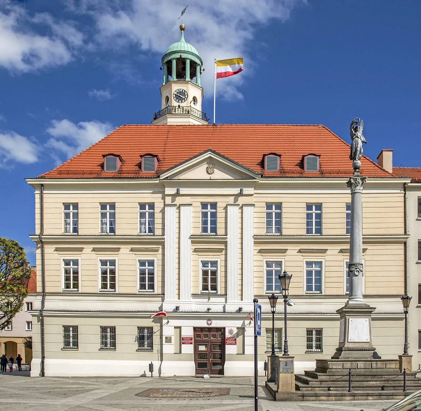 Kolumna z figurą Zwycięstwa przed fasadą ratusza w Oleśnicy