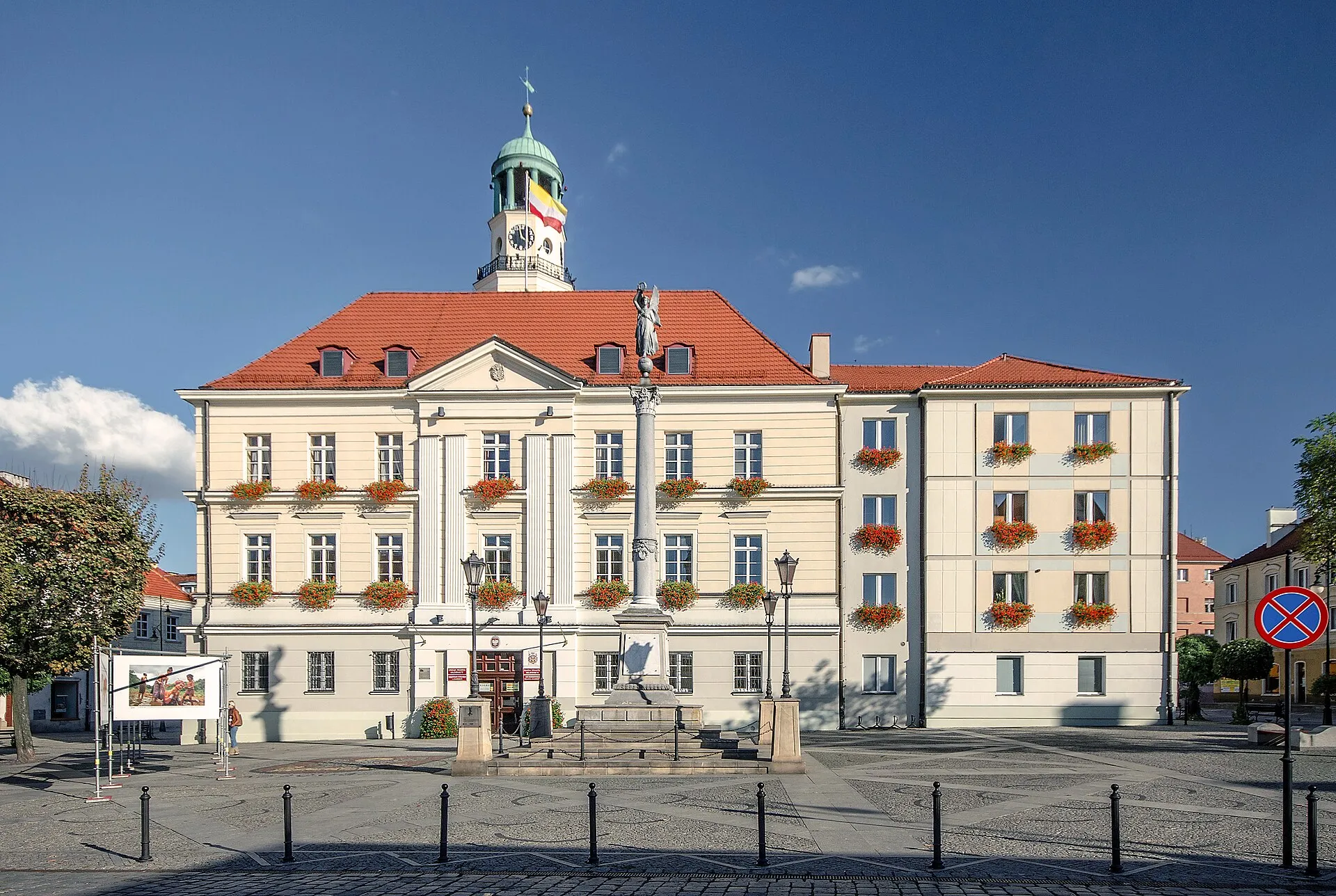 Ratusz w Oleśnicy na Rynku z wysoką wieżą
