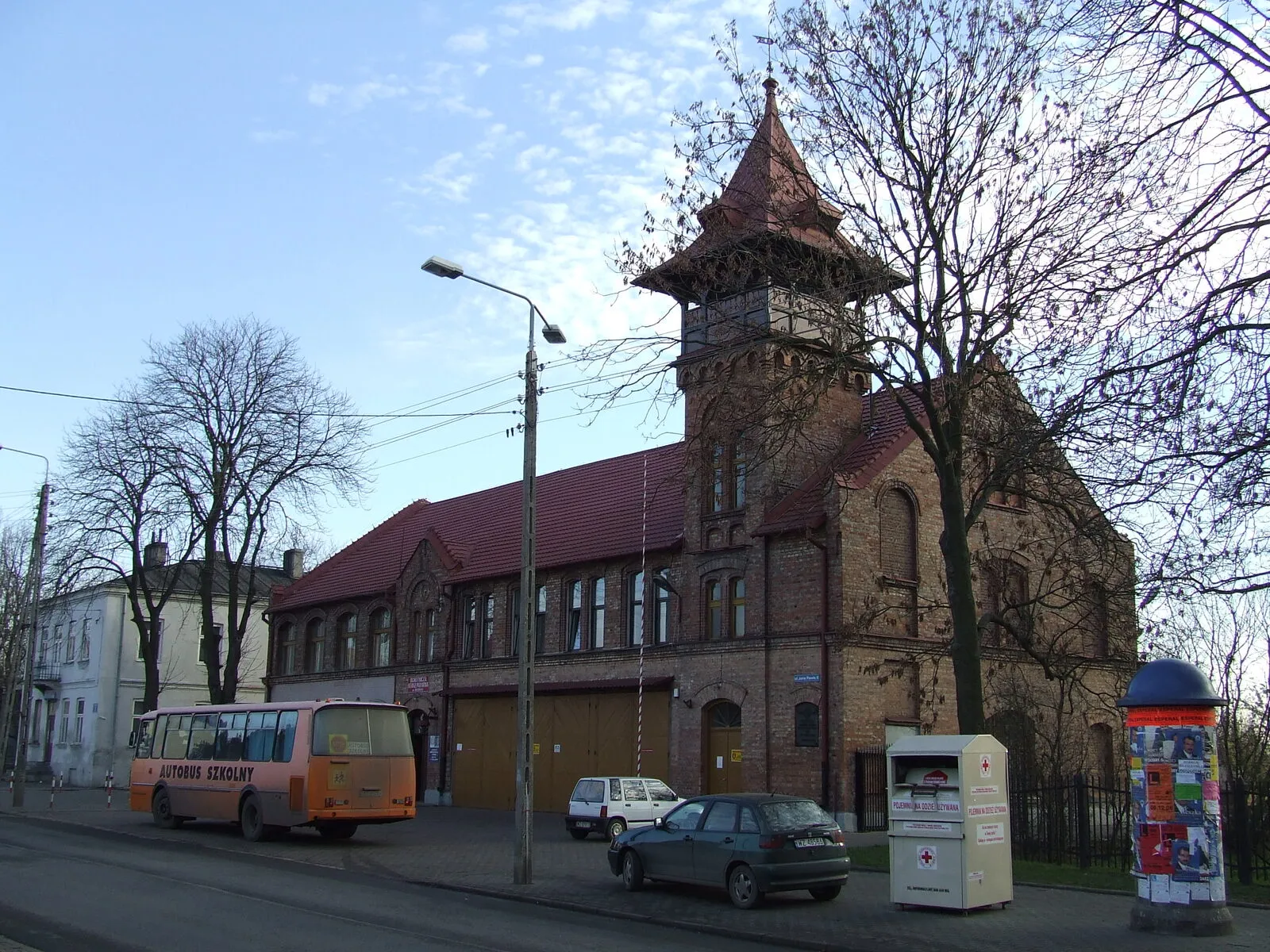 Ceglana remiza strażacka w Błoniu z drewnianą wieżą widokową zwieńczoną spiczastym hełmem