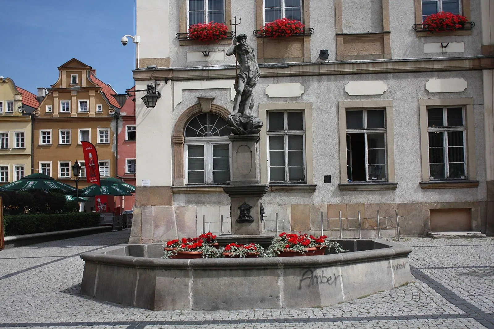 Kamienna studnia z posągiem Neptuna przed ratuszem