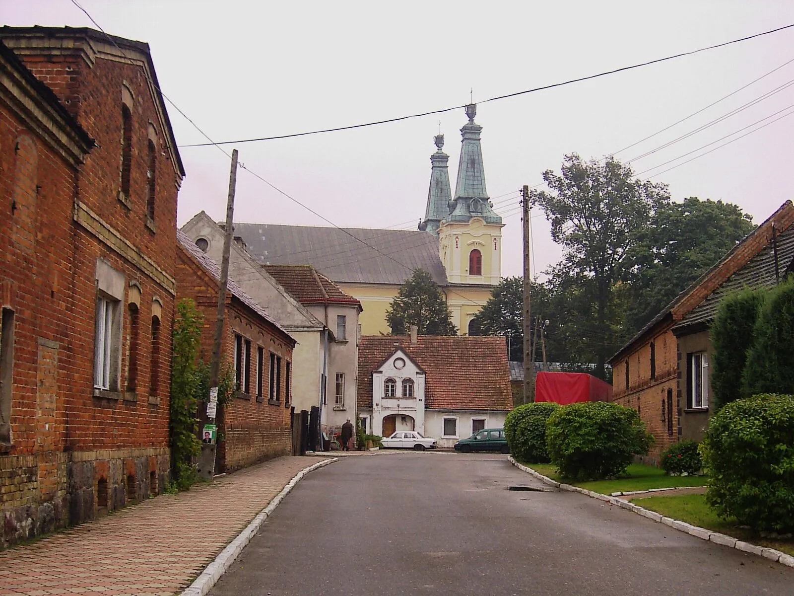 Barokowy kościół sanktuarium w Rokitnie z dwiema wieżami, widziany od strony wiejskiej ulicy