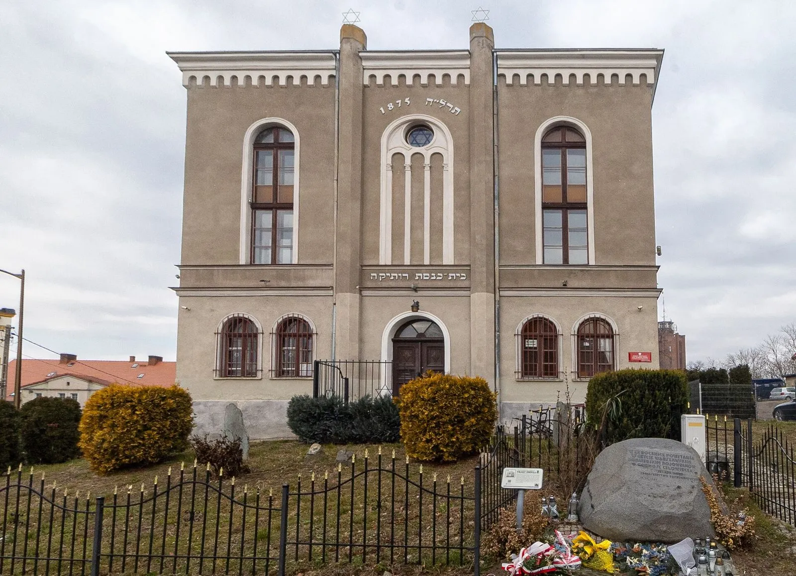 Fasada synagogi z ozdobnym ślepym oknem o kolistym wzorze