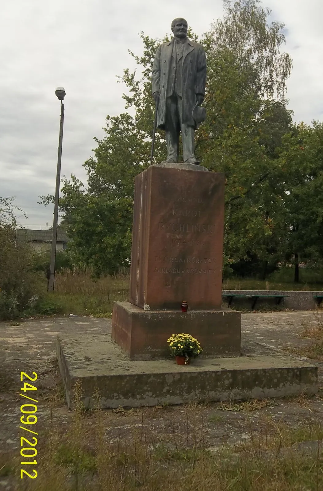 Pomnik doktora Karola Rychlińskiego na terenie szpitala.