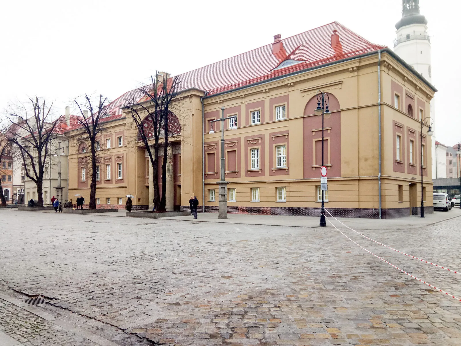 Odbudowany klasycystyczny teatr imienia Andreasa Gryphiusa przy głogowskim Rynku.