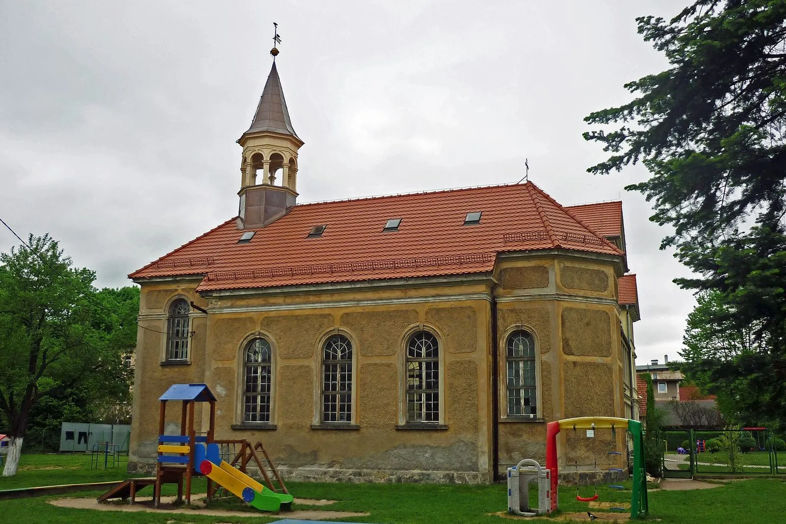 Kaplica z dachową wieżyczką i łukowo zamkniętymi oknami