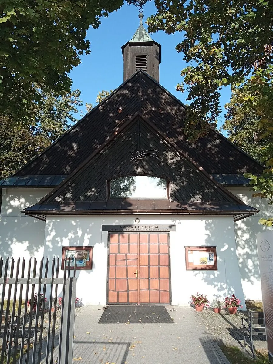Wieczernik na Mariankach w Górze Kalwarii, kościół w formie domu ze stromym dachem i sygnaturką
