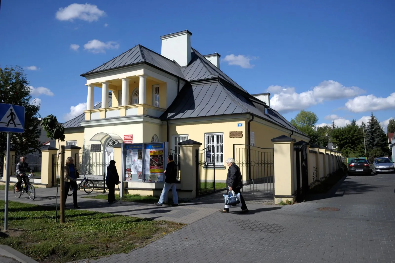 Willa Bezego widziana z boku, z narożną przybudówką i wysokim łamanym dachem