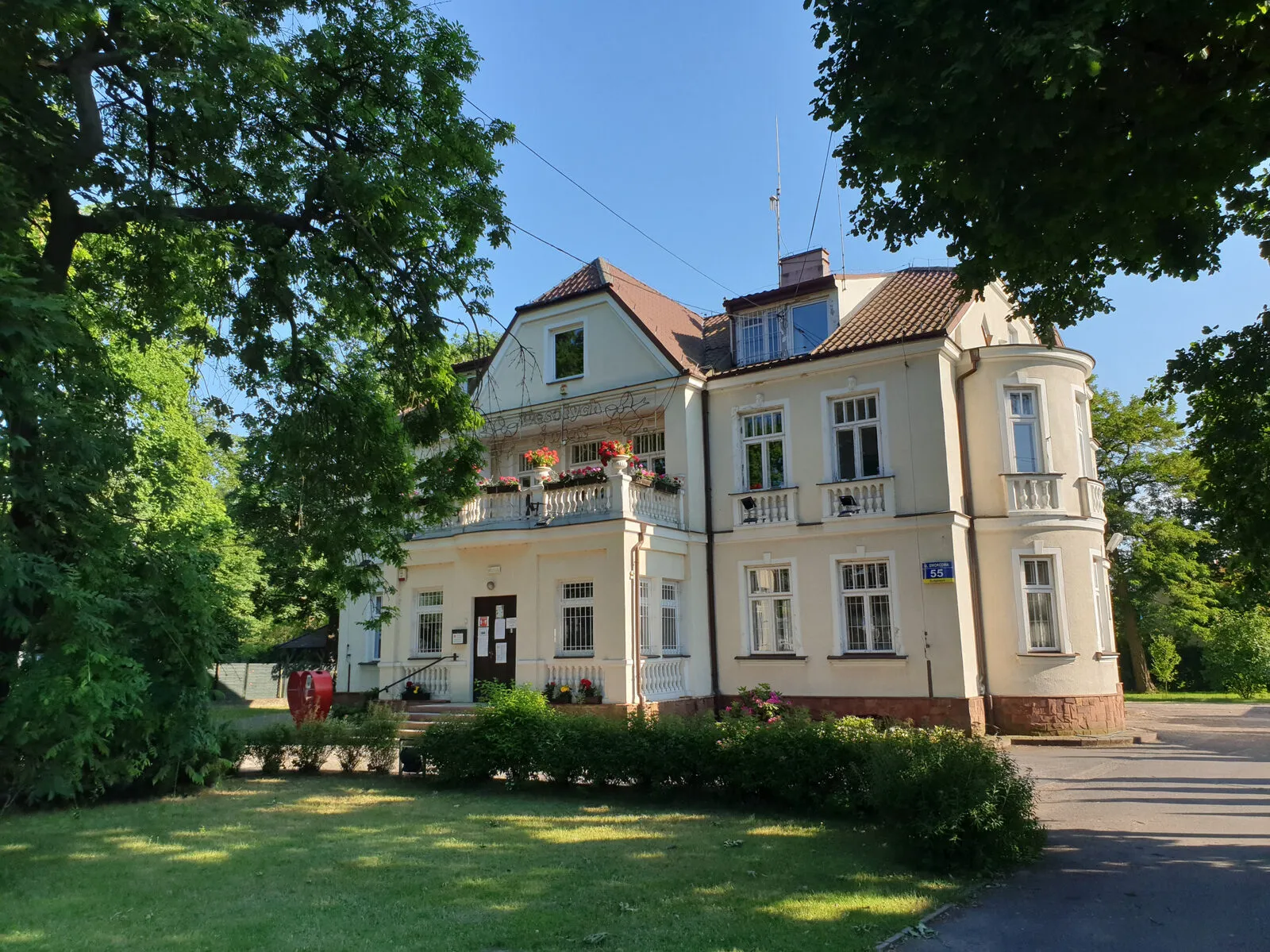 Willa Dewajtis przy Dworcowej 55 w Sulejówku, dziś Urząd Miasta, z narożną wieżyczką i tarasem na kolumnach