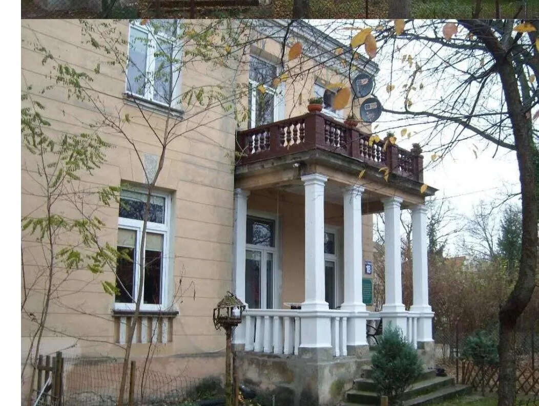 Willa Nasza w Milanówku, ganek na kolumnach z tarasem nad wejściem.