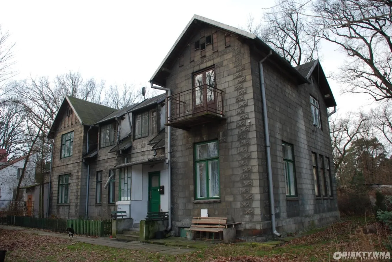 Willa Spokojna w Milanówku, dom z betonowych bloczków z narożną wieżą.