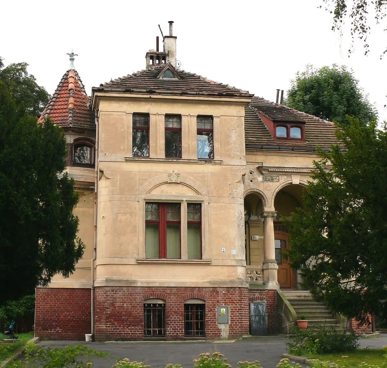 Willa z wieżyczką na rogu domu.