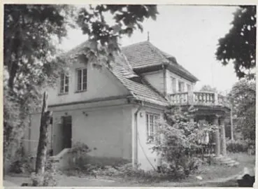 Willa Urocza w Kobyłce na archiwalnej fotografii, ganek z balustradą od strony ogrodu