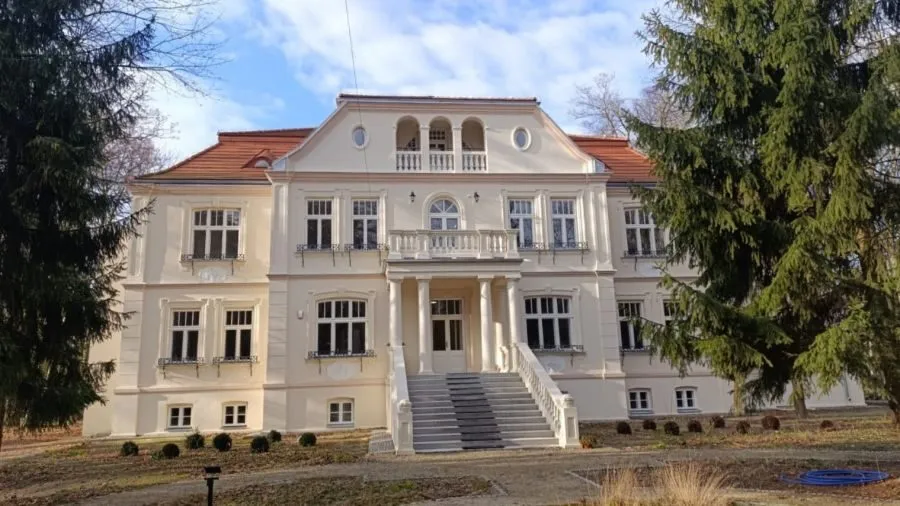 Willa Waleria w Milanówku, biały dom z loggią i gankiem na kolumnach.
