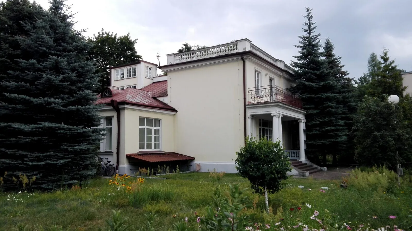 Pałacyk dyrektora technicznego wytwórni prochu w Pionkach, biała willa z belwederem na dachu