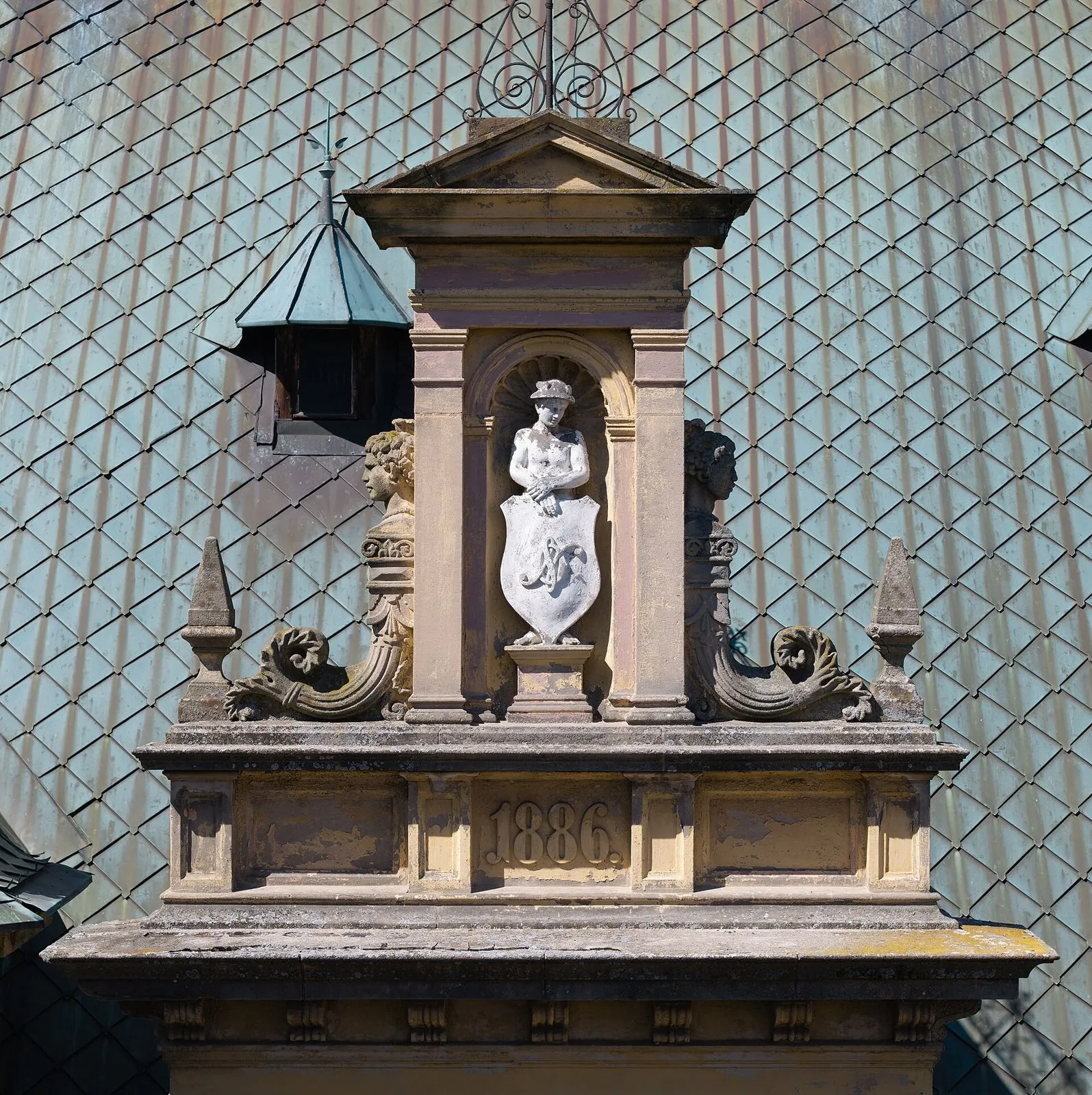 Figura Hermesa w niszy szczytu pałacyku, pod nią rok 1886.