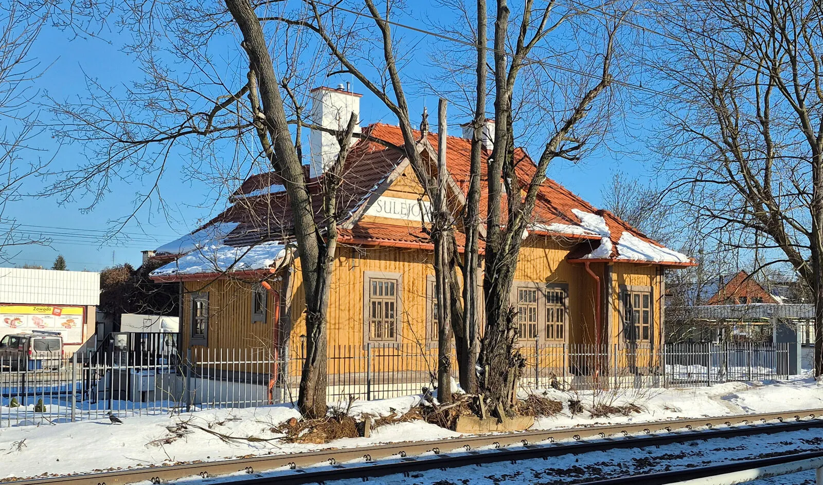 Drewniany dworzec kolejowy w Sulejówku, od którego zaczęło się podwarszawskie letnisko willowe