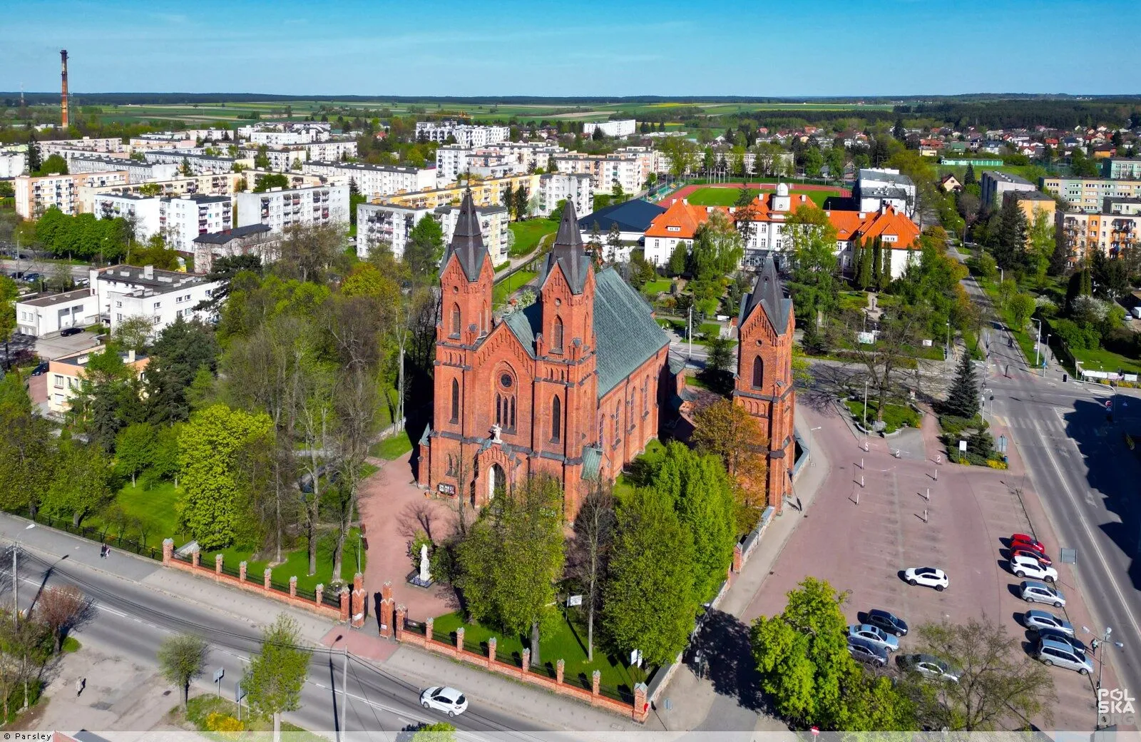 Neogotycki kościół Wniebowzięcia NMP nad panoramą Ostrowi Mazowieckiej