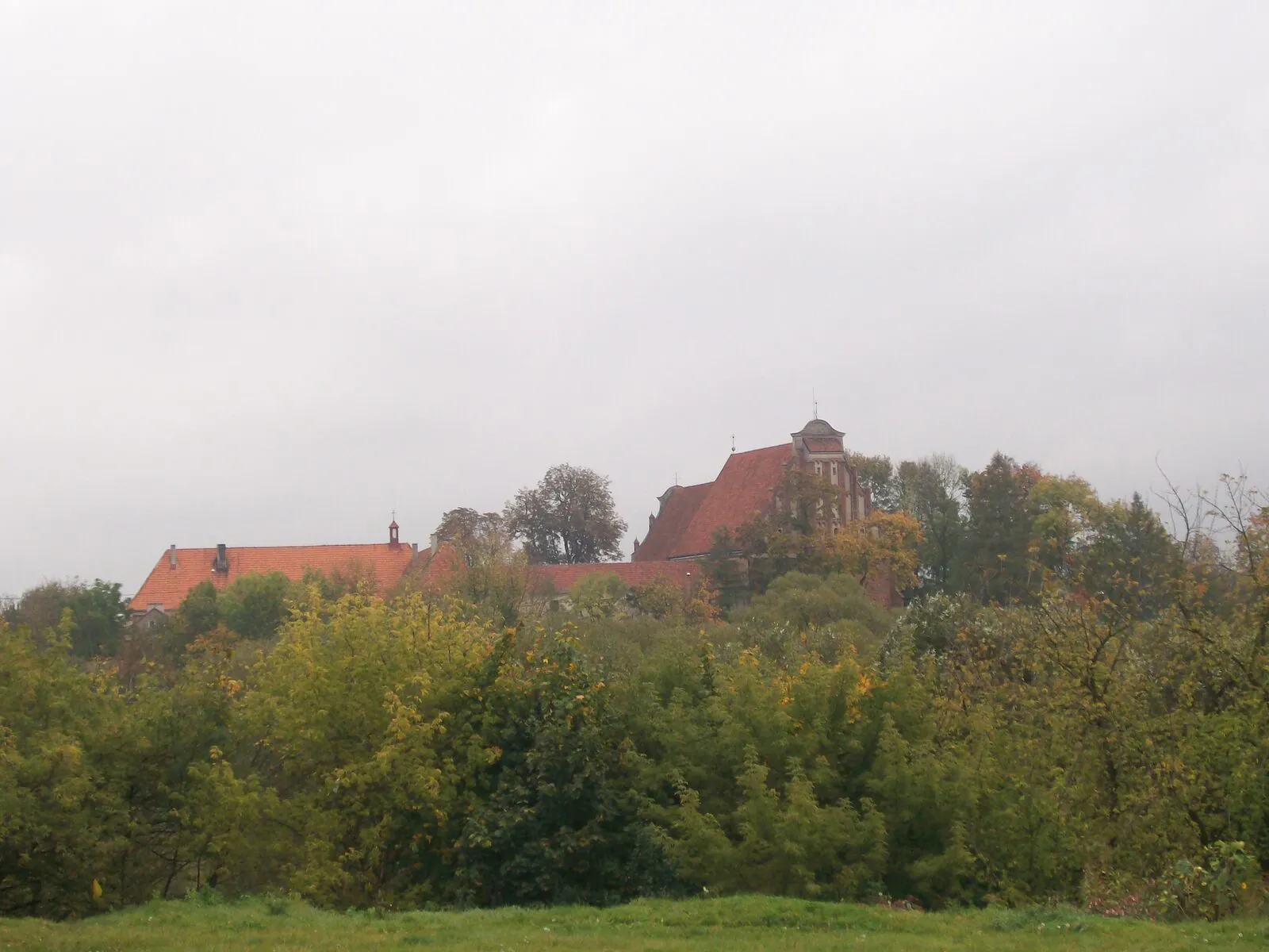 Kościół i klasztor benedyktynek w Sierpcu na zalesionym wzgórzu nad doliną Sierpienicy.