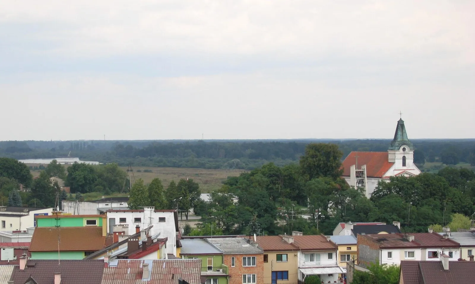 Panorama Wyszkowa z wieżą kościoła św. Idziego i doliną Bugu w tle.