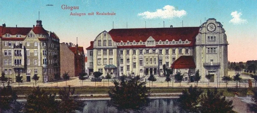 Archiwalna pocztówka z dawną Szkołą Realną w Głogowie i jej falującą fasadą.