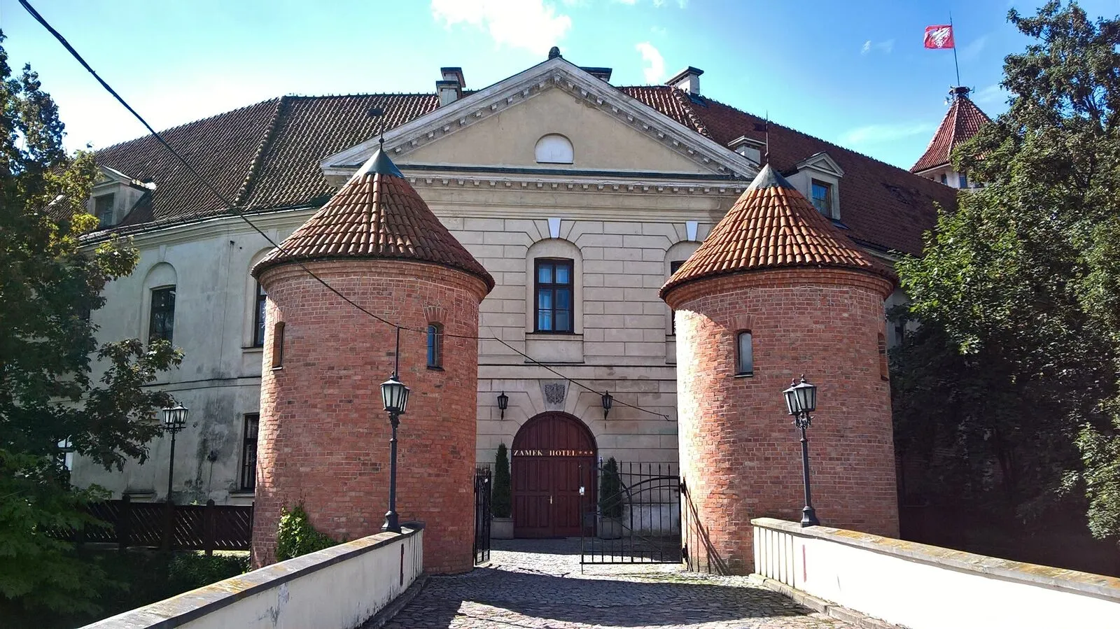 Zamek biskupów płockich w Pułtusku, dziś Dom Polonii, na wzgórzu nad Narwią, z ośmioboczną wieżą.