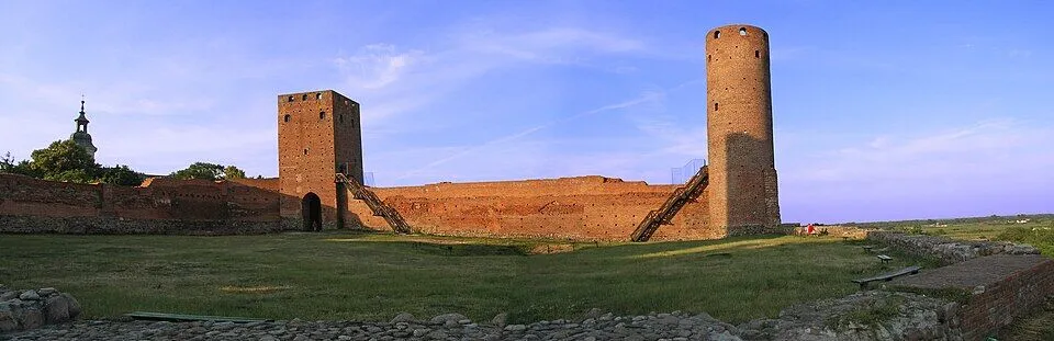 Ceglane wieże i mury zamku książąt mazowieckich w Czersku o zachodzie słońca