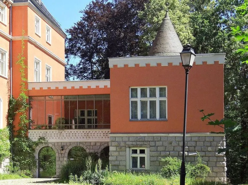 Cylindryczna wieża zamku i dobudowany łącznik