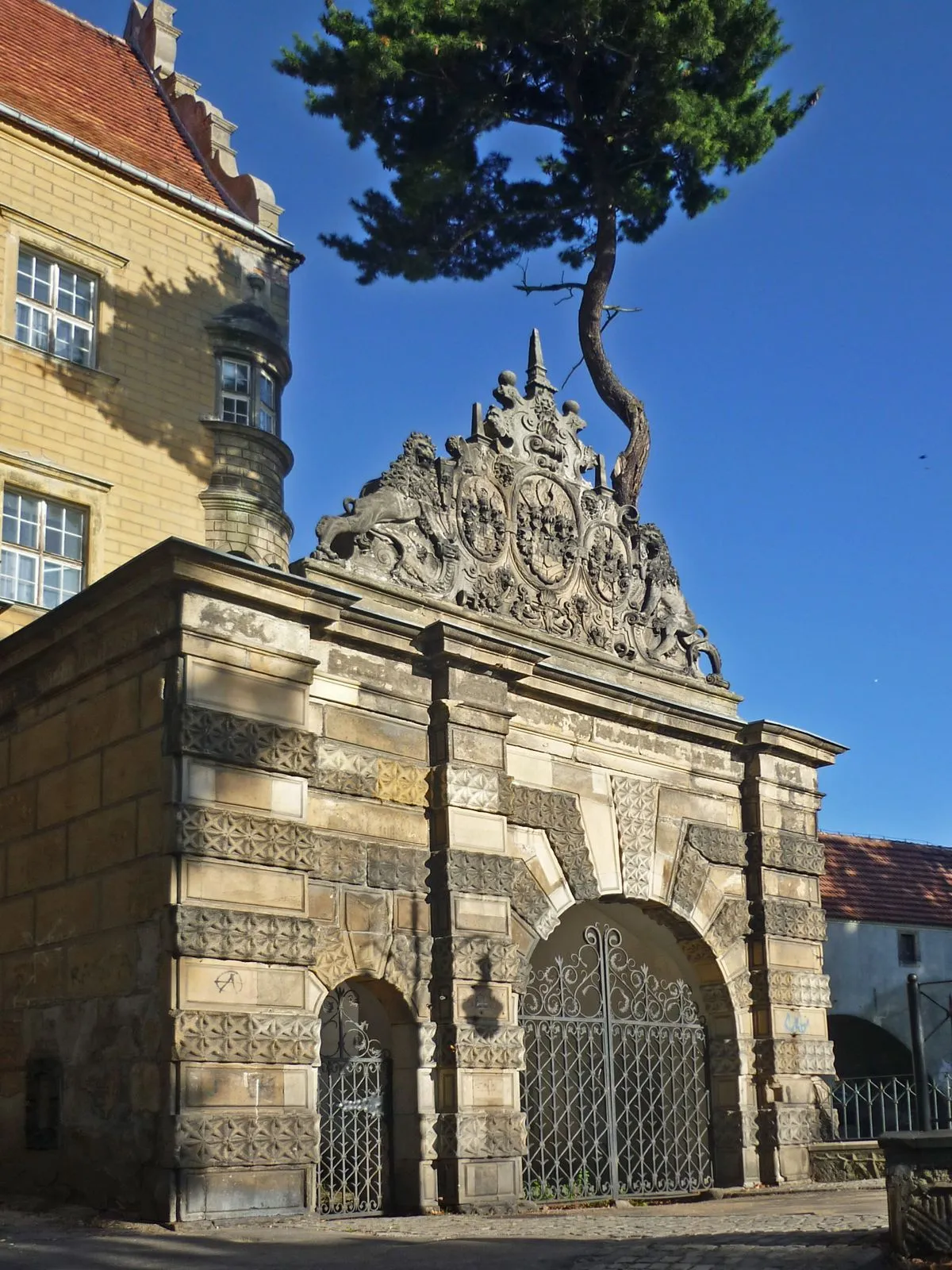 Ozdobne przedbramie zamku w Oleśnicy