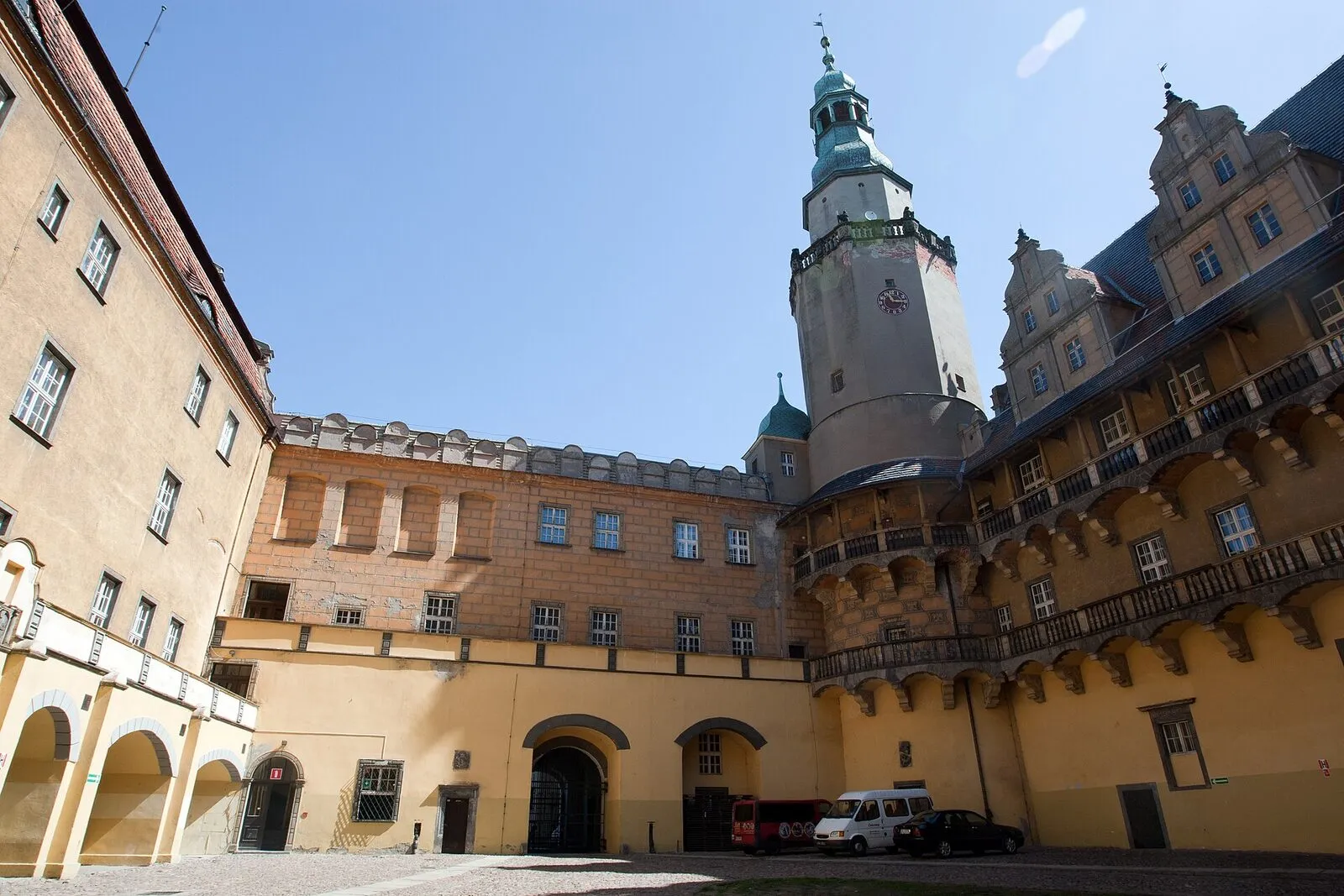 Dziedziniec zamku w Oleśnicy z wieżą i renesansowymi krużgankami