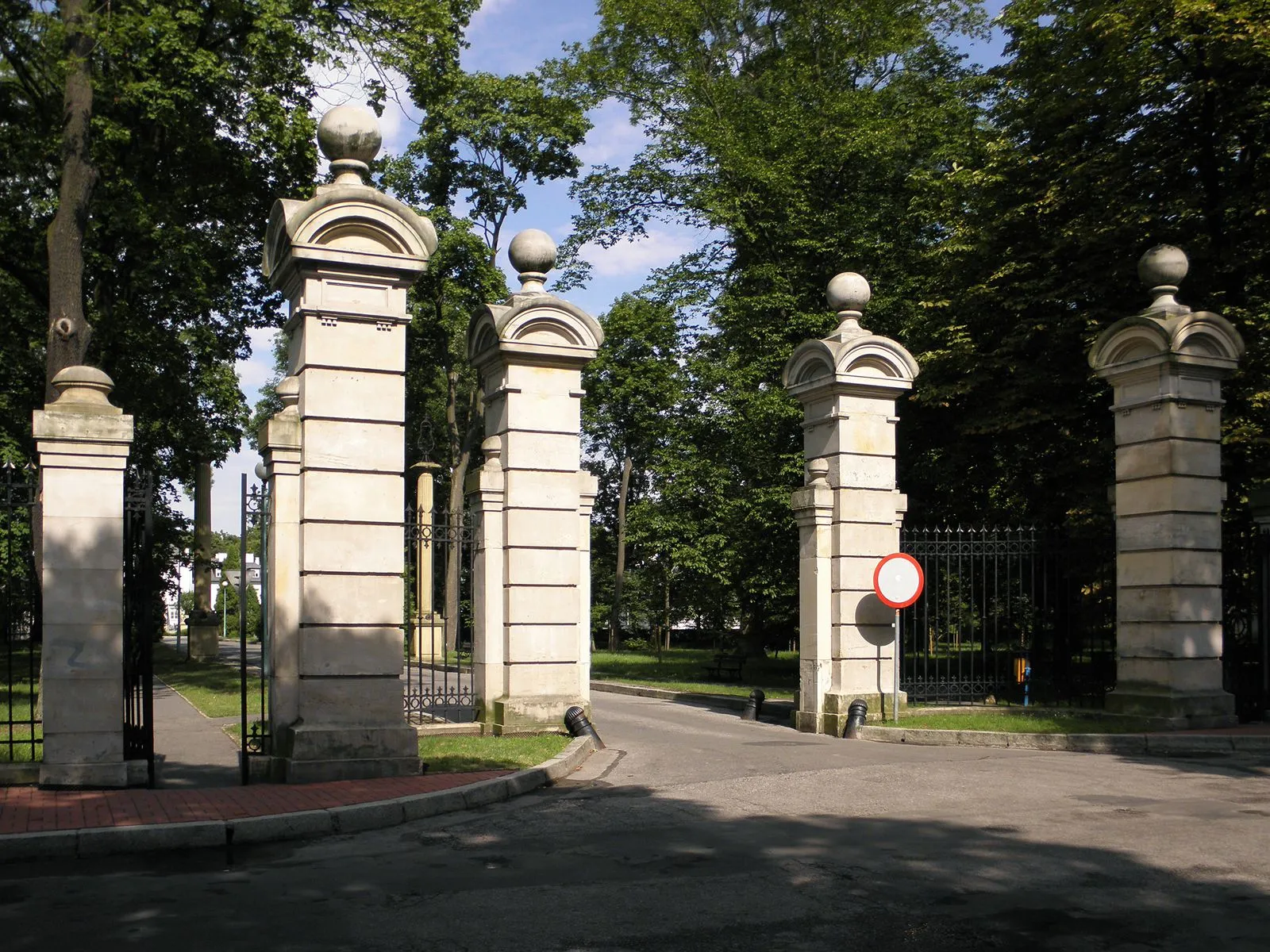 Zabytkowa brama wjazdowa do parku ze słupami