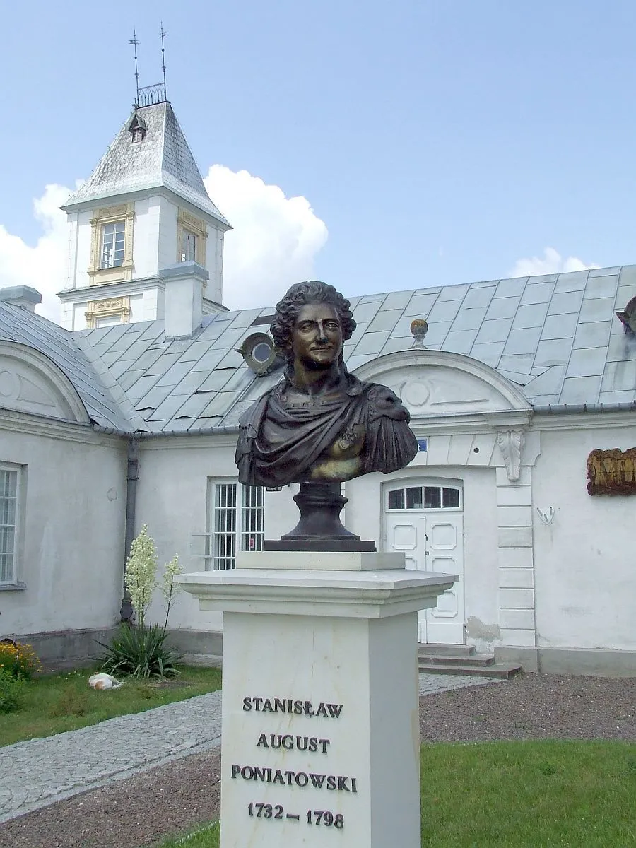 Popiersie Stanisława Augusta Poniatowskiego przed dawną oficyną, dziś muzeum